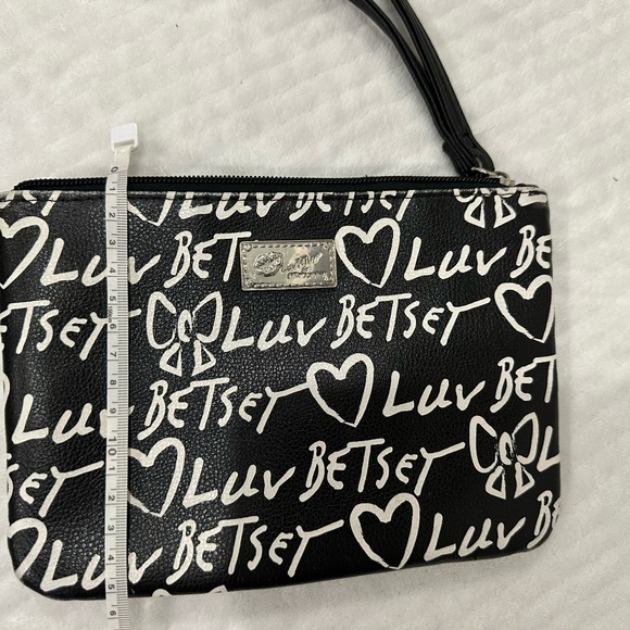 Luv Betsy Wristlet - Picture 7 of 7